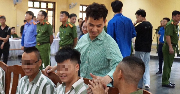 'Mr. Mountain' Xuan Bac returns to Hai Phong to light up his dream of reform