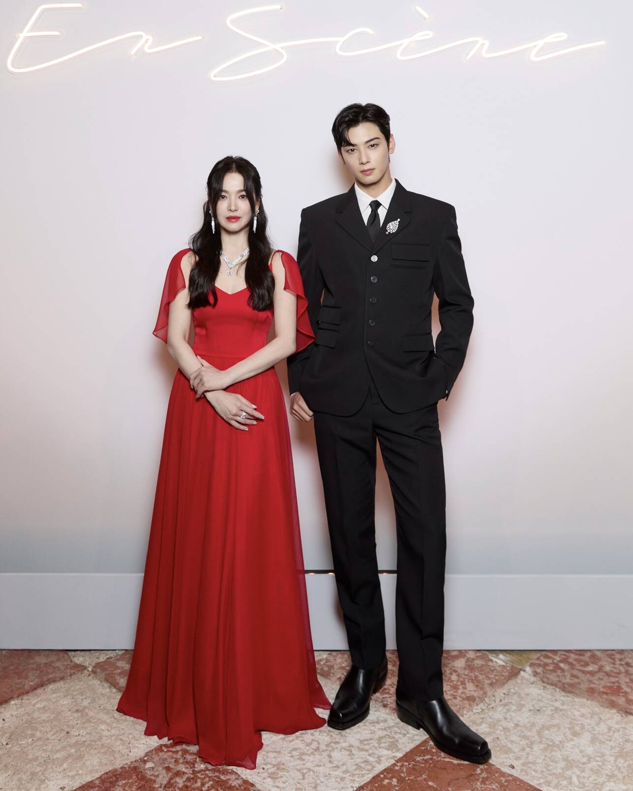 Song Hye Kyo y Cha Eun Woo en el mismo cuadro. Fotografía: Chaumet