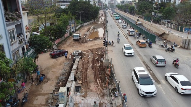 Prohibición de vehículos para la construcción de la ampliación de la carretera Au Co - Nhat Tan foto 1