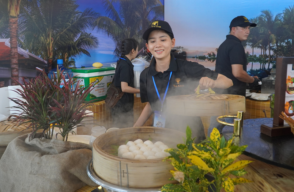 Das Nha Trang Sea Tourism Festival 2024 mit dem Motto „Die Perlenbucht von Nha Trang erstrahlt in neuem Glanz“ findet in Nha Trang – Khanh Hoa statt und verfügt über mehr als 200 Stände, die auf offenem Raum Tourismus-, Handels- und kulinarische Produkte vorstellen. 