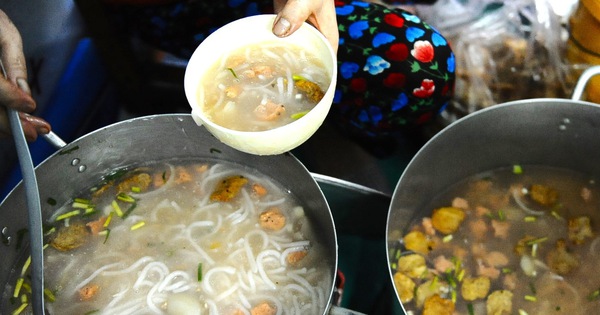 Una tienda de fideos de 10.000 dólares en Quy Nhon vende todos los días en 3 horas.