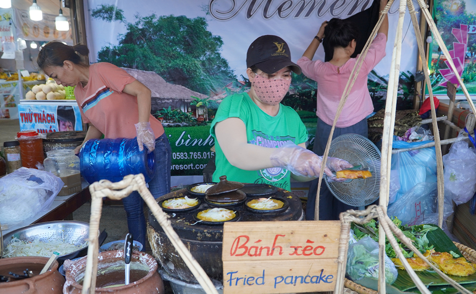 An Ständen werden auch traditionelle Gerichte der Bevölkerung Zentralvietnams verkauft, beispielsweise Banh Xeo, Banh Can, Nem Nuong usw., um Touristen zu bedienen.