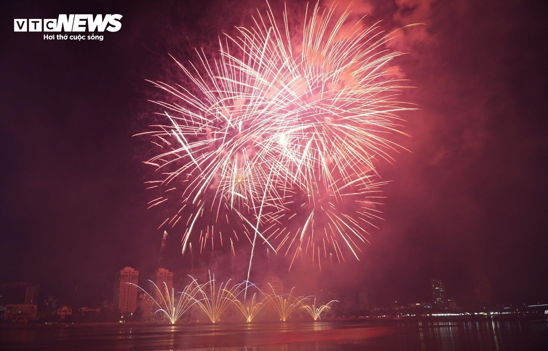 Italy and America's top fireworks display on the Han River - 9