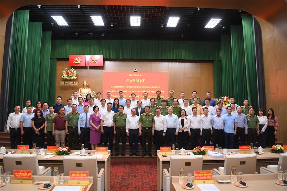 Foto: El Ministro Luong Tam Quang con los delegados asistentes a la reunión.