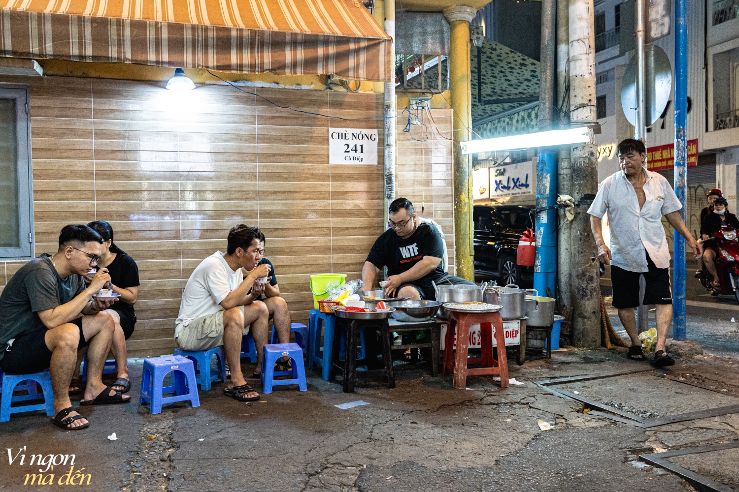 Người Sài Gòn thích thú ăn chè nóng giữa thời tiết mùa hè oi bức, hóa ra quán vỉa hè 
