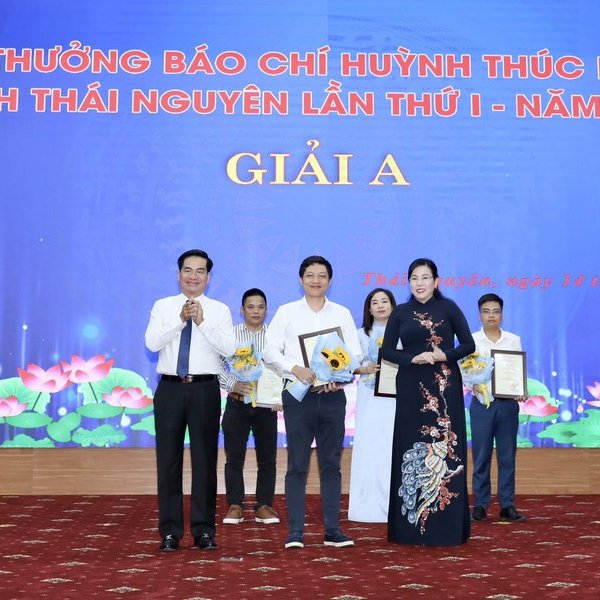 Nguoi Dua Tin a remporté le prix A du prix de journalisme Huynh Thuc Khang.