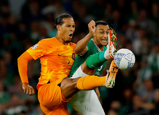 Virgil van Dijk (trái) là chốt chặn an toàn, thủ lĩnh hàng phòng ngự Hà Lan  Ảnh: REUTERS