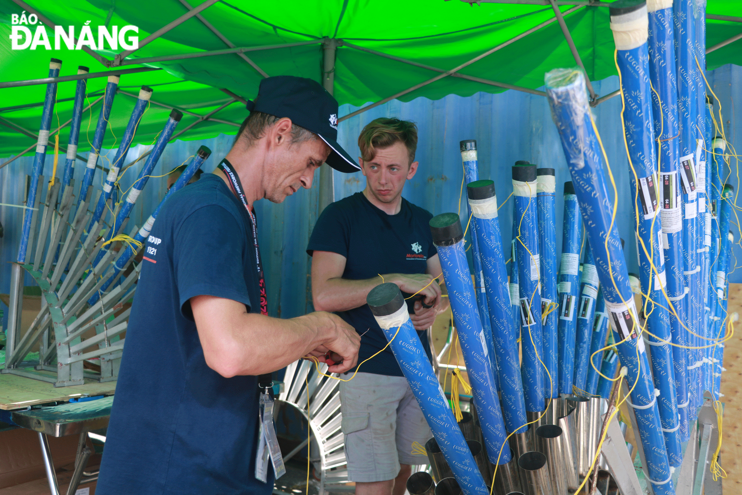 Le directeur de Global 2000 (au milieu) discute avec les équipes de feux d'artifice participant à la nuit du 15 juin. Photo: THU HA