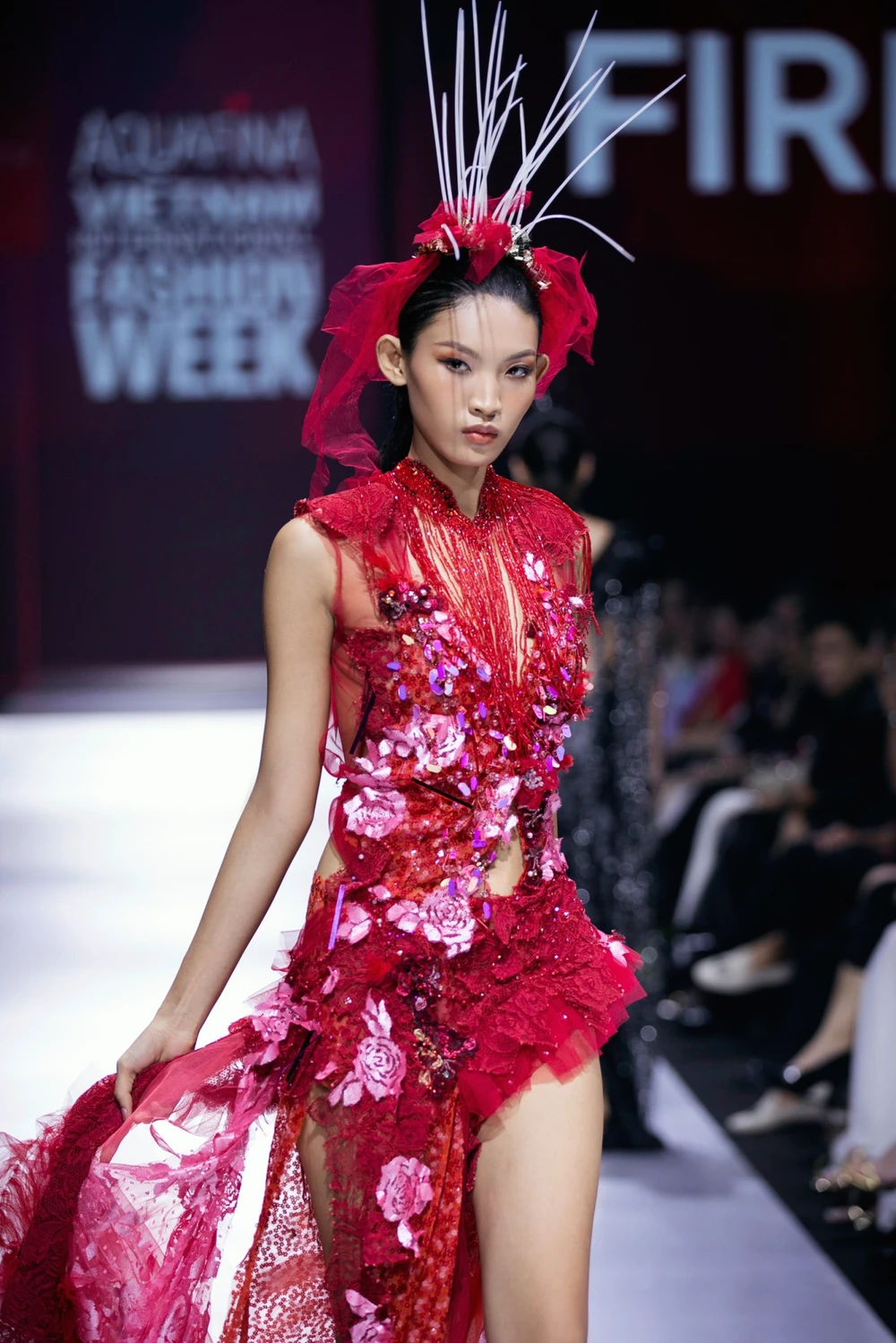 2. Quán quân The Face 2023 Huỳnh Tú Anh chiếm trọn “spotlight” trong vị trí Vedette của BST _Dragon_ (2).jpg