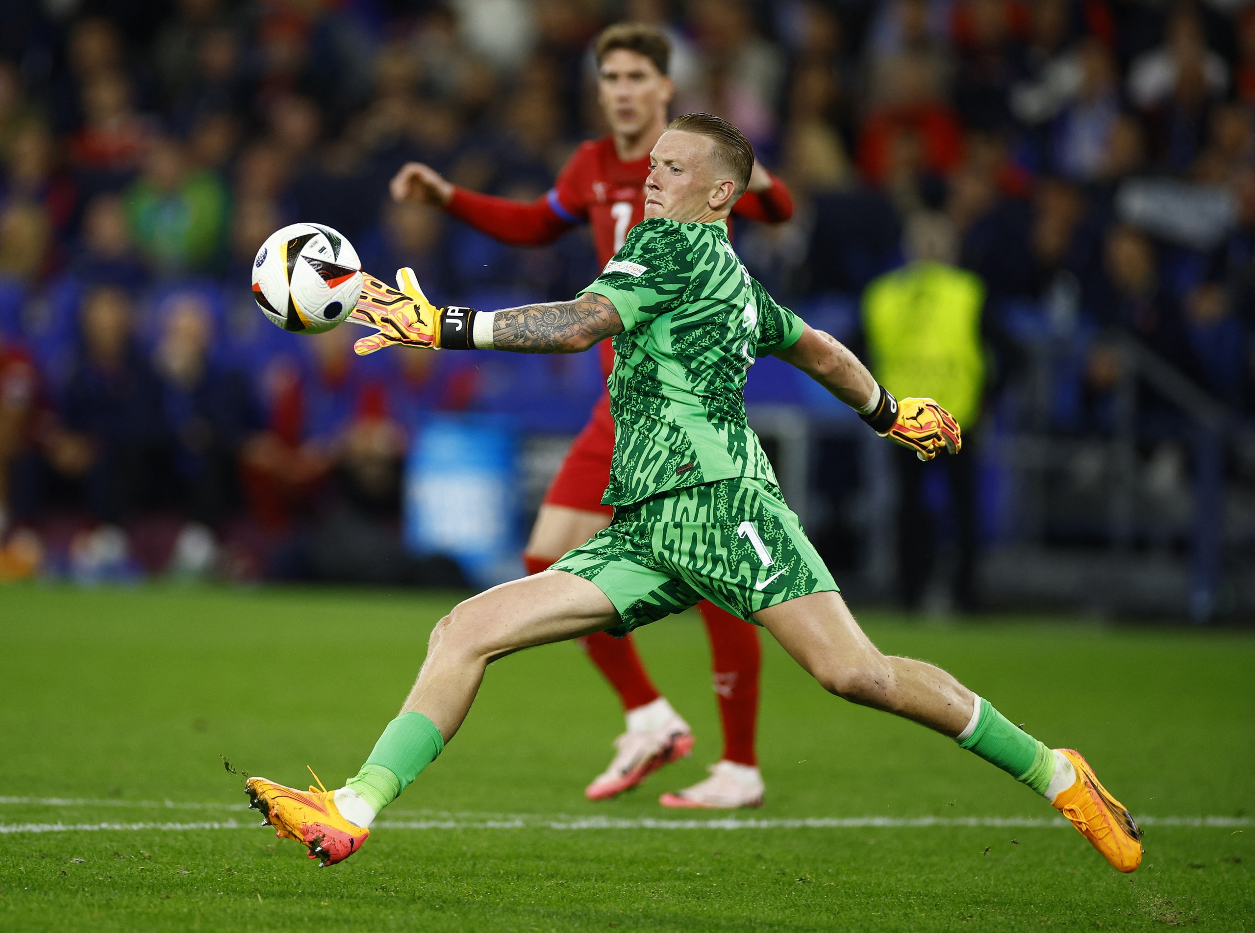 Euro 2024: Tuyển Anh thắng nhọc, thủ môn Pickford sánh ngang huyền thoại- Ảnh 7.