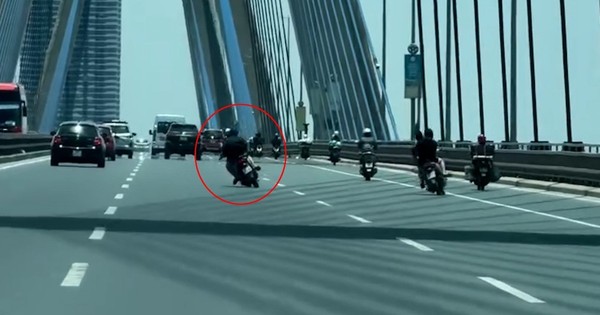 Dos motos balanceándose como 'cacahuetes asados' en el puente Nhat Tan causan indignación