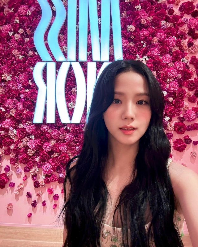 Jennie ngày càng táo bạo, Jisoo vẫn trung thành với váy áo kín đáo - Ảnh 8.