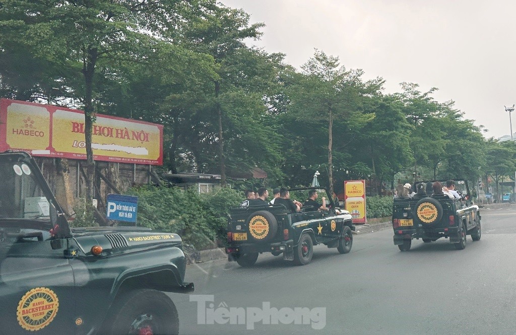 Traffic violators drive recklessly on Hanoi streets photo 5