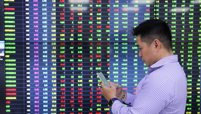 VN-Index chính thức chạm mốc 1.300 điểm, vì sao?