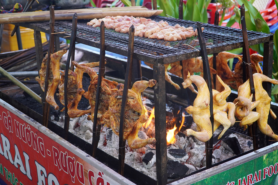 Gegrilltes Hähnchen, Bambusreis und duftender lokaler Wein auf dem Festival.