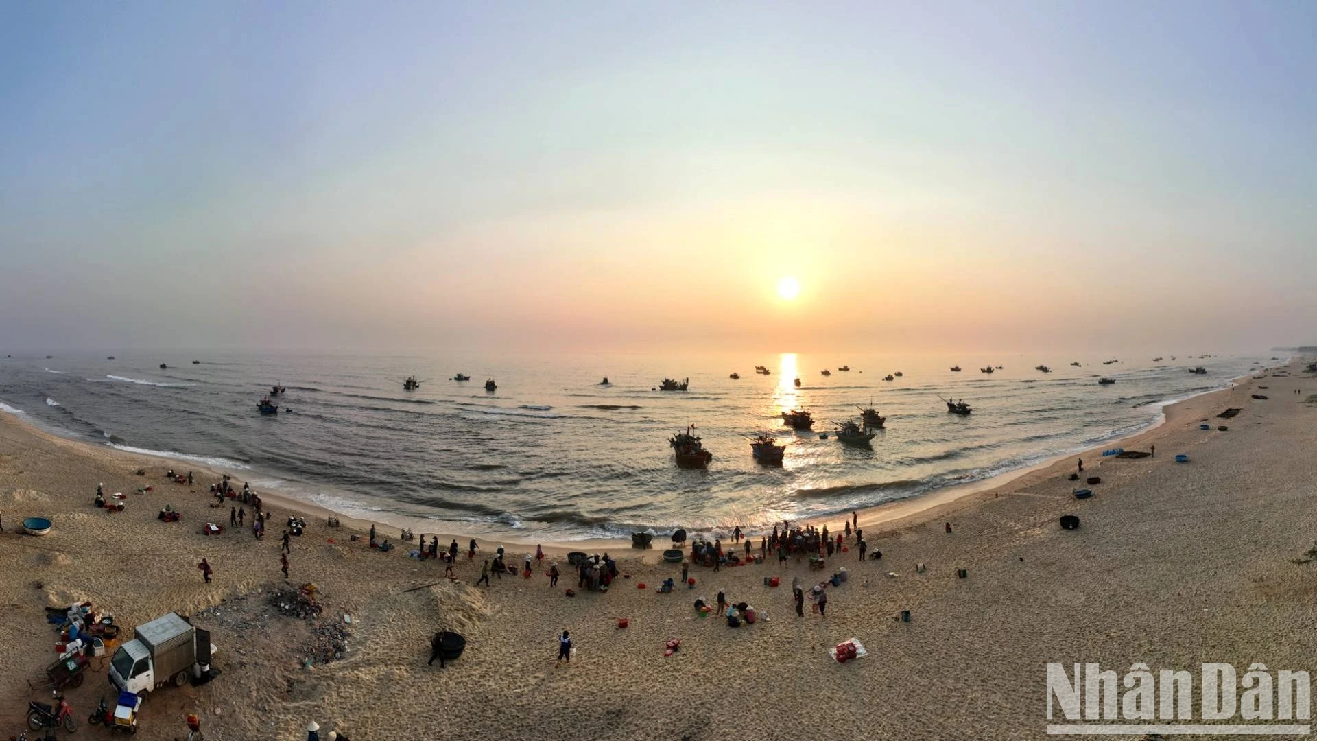 [Foto] Amanecer en el mercado de pescado de Nhan Trach, foto 1