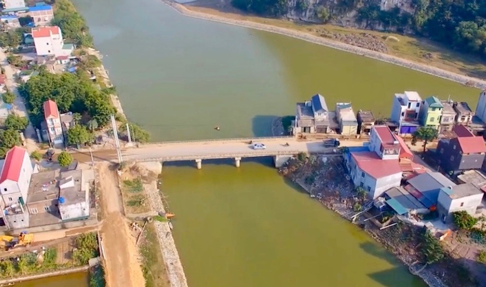 ហេដ្ឋារចនាសម្ព័ន្ធឃុំ An Phu ត្រូវបានវិនិយោគកាន់តែខ្លាំងឡើងក្នុងភាពស៊ីសង្វាក់គ្នា បង្កើតភាពងាយស្រួលសម្រាប់ការធ្វើដំណើរ និងពាណិជ្ជកម្មរបស់ជនជាតិភាគតិច។