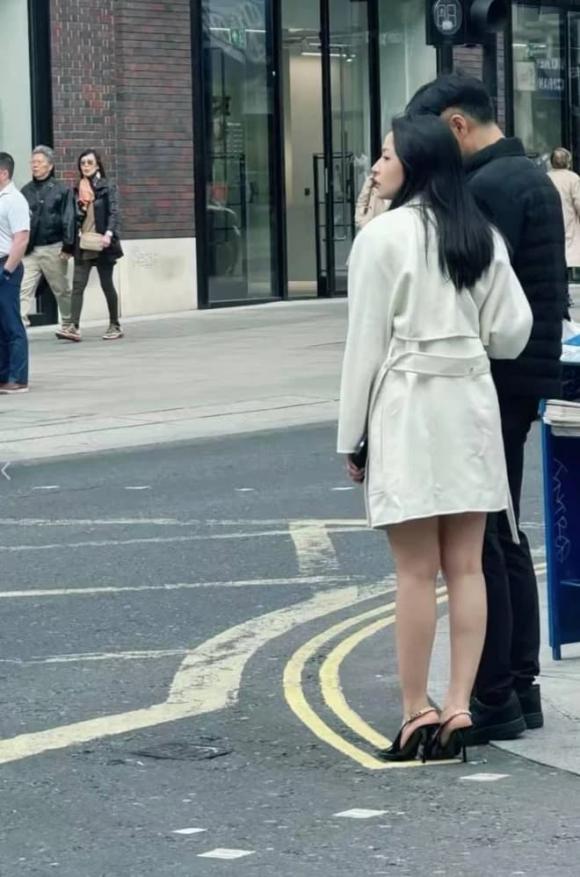 Une photo de Chi Pu marchant dans la rue avec un gars étrange a été partagée. Photo : Capture d'écran