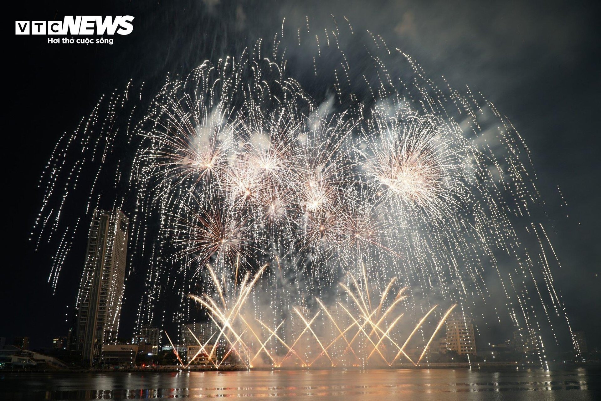 Italy and America's top fireworks display on the Han River - 4