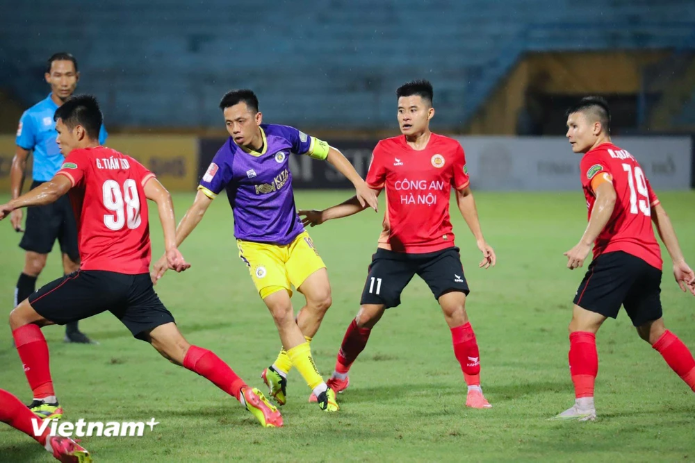 La victoria del Hanoi FC (camiseta violeta) hace que la carrera hacia el campeonato de la V-League 2023-2024 sea más emocionante en las rondas finales. (Foto: Viet Anh/Vietnam+)