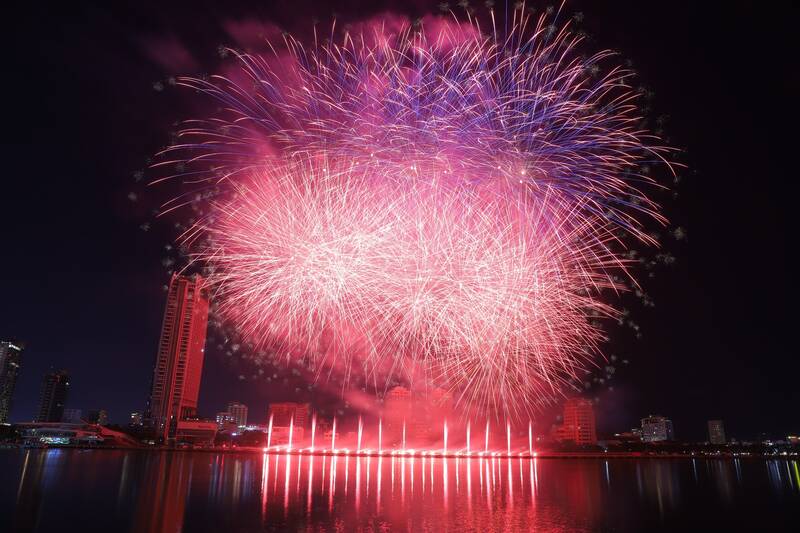 Watch the American fireworks masterpiece in the sky of Da Nang