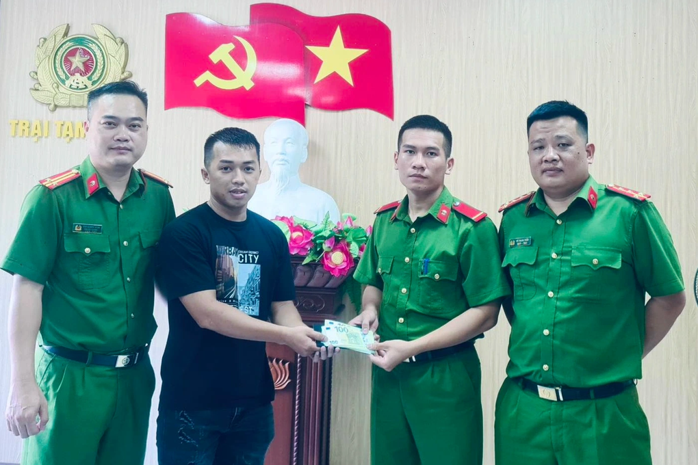 Người đàn ông ở Nghệ An vui mừng nhận lại ví tiền bị rơi - 1