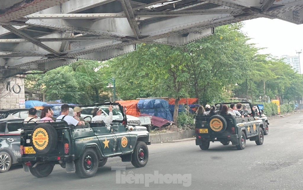 Traffic violators drive recklessly on Hanoi streets photo 8