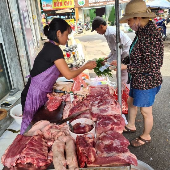 食品価格を適切に管理することは、インフレ圧力を軽減するための前向きな解決策です。写真: ヴー・ロン