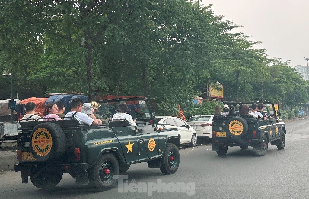 Traffic violators drive recklessly on Hanoi streets photo 1