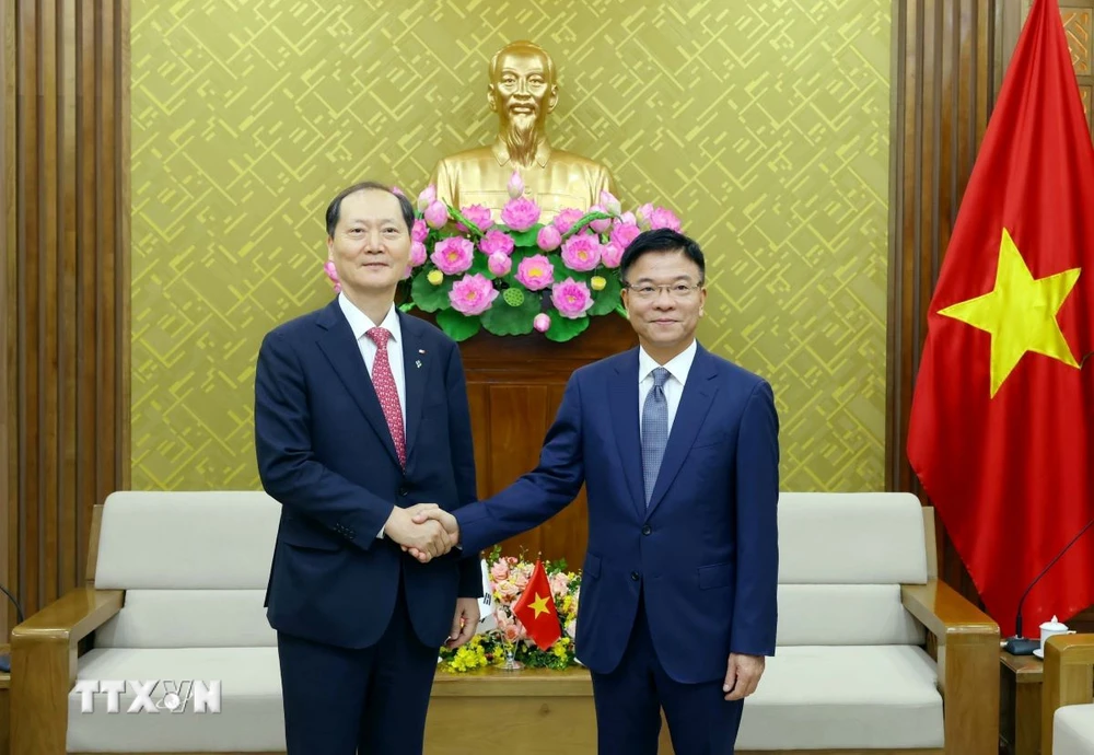 รองนายกรัฐมนตรีและรัฐมนตรีว่าการกระทรวงยุติธรรม เล แถ่ง ลอง ให้การต้อนรับ ลี วัน กยู รัฐมนตรีว่าการกระทรวงนิติบัญญัติสาธารณรัฐเกาหลี ก่อนการเจรจา (ภาพ: Pham Kien/VNA)