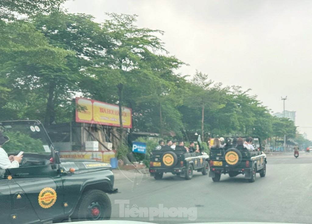 U-watt car violating traffic rules runs 'recklessly' on Hanoi streets photo 2