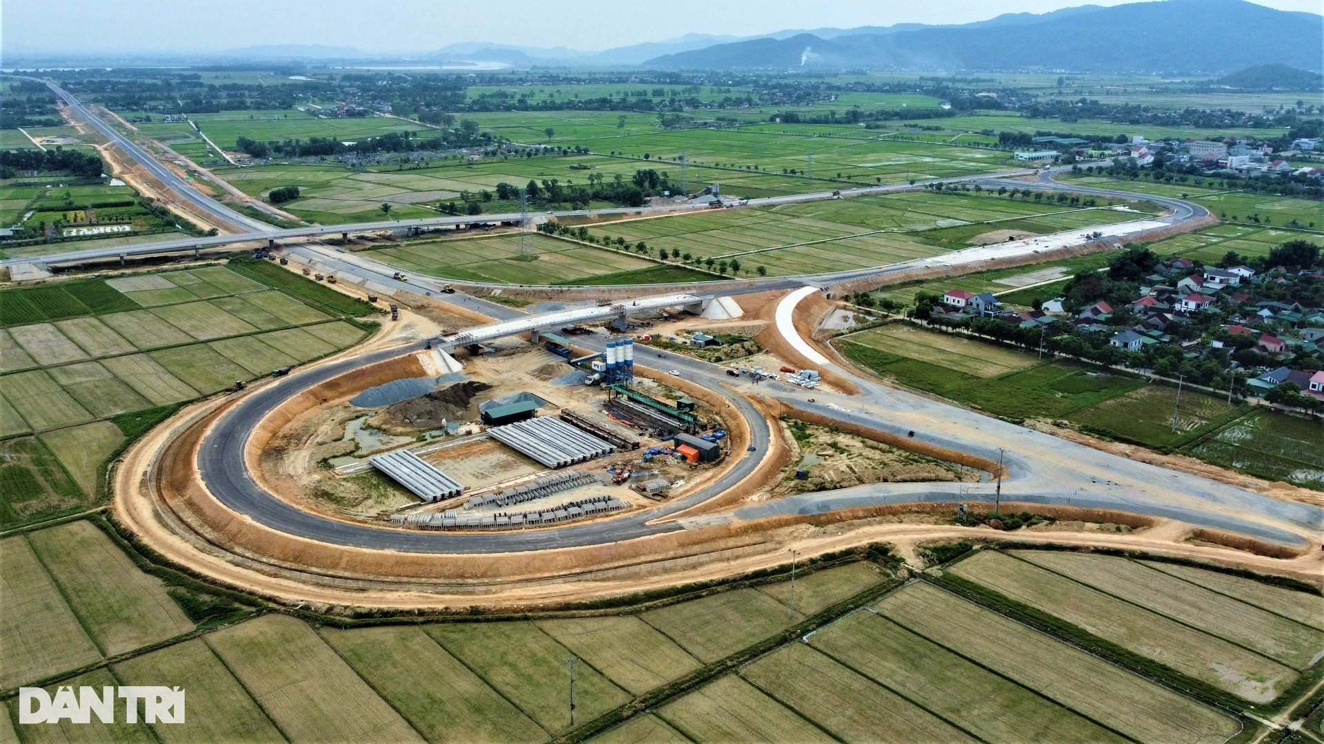 North-South Expressway crosses Lam River to Ha Tinh before opening day