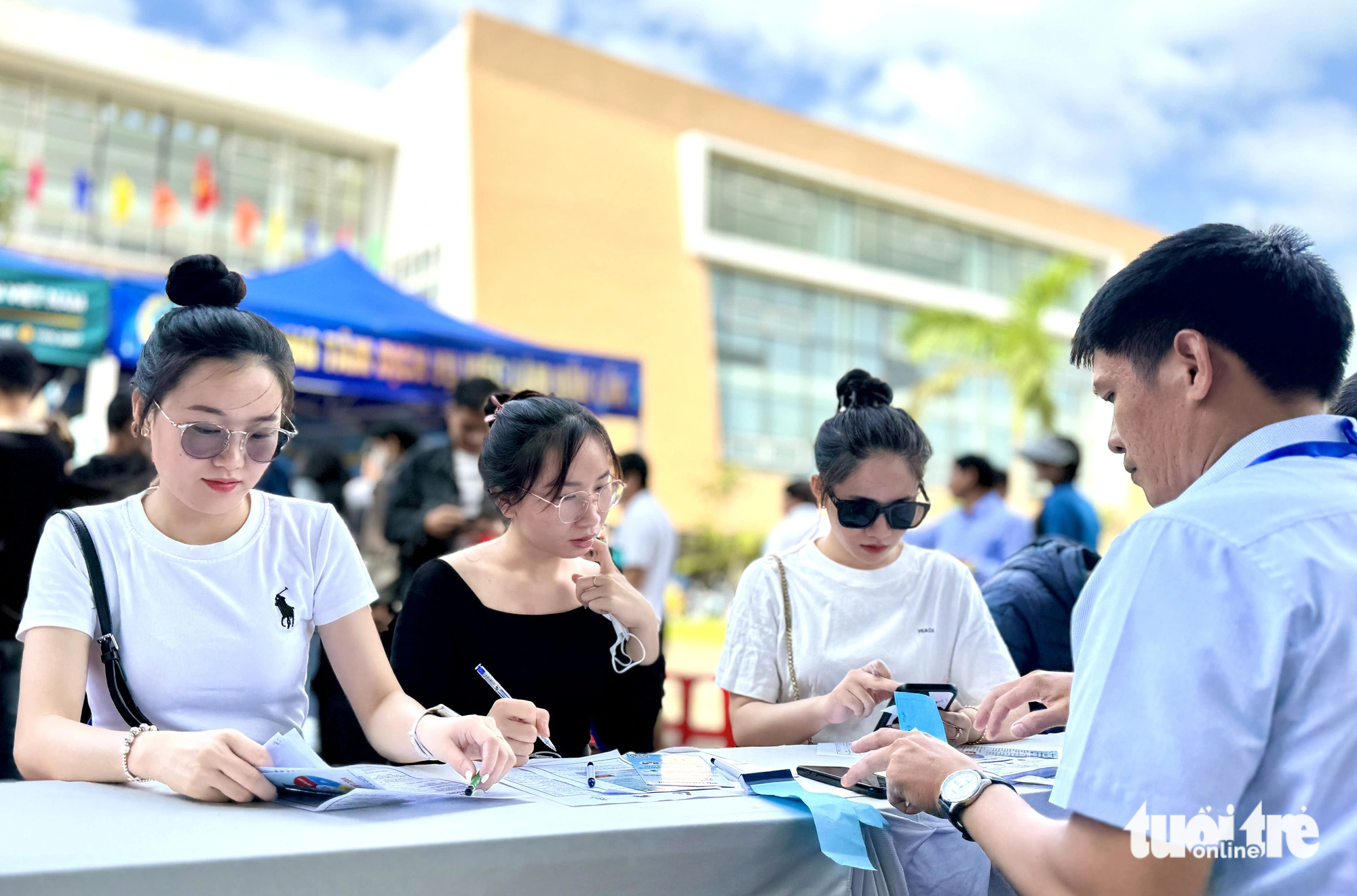 Các bạn sinh viên trường nghề đăng ký, tìm hiểu các cơ hội việc làm tại ngày hội - Ảnh: TRUNG TÂN