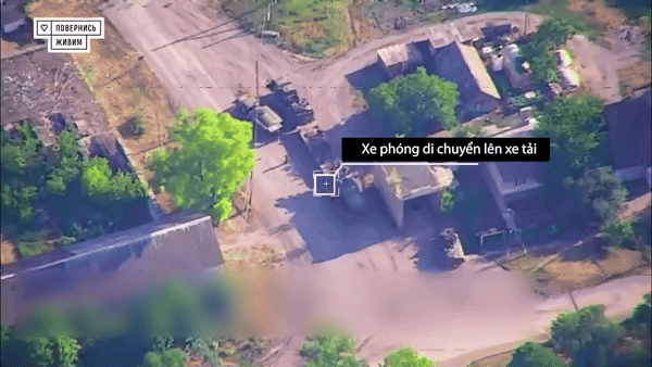 Cận cảnh Ukraine dùng UAV dao bấm Mỹ tập kích tổ hợp phòng không Buk-M1 Nga- Ảnh 3.