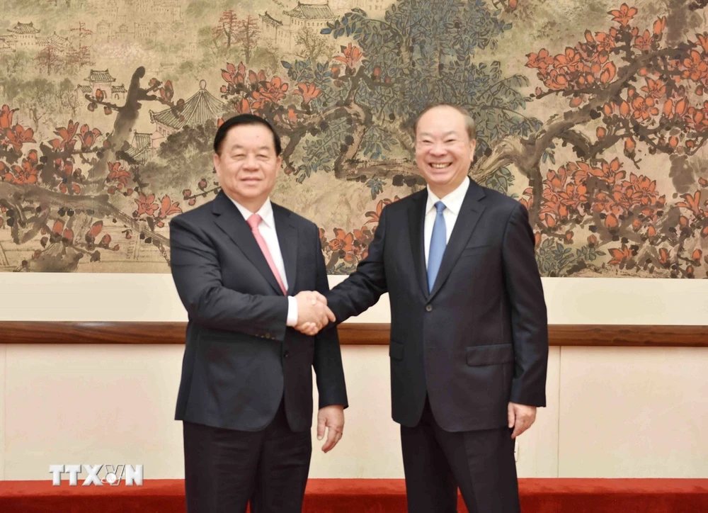 Der Leiter der Zentralen Propagandaabteilung, Nguyen Trong Nghia, traf sich am Abend des 14. Mai 2024 mit Herrn Hoang Khon Minh, Mitglied des Politbüros der Kommunistischen Partei Chinas und Sekretär des Parteikomitees der Provinz Guangdong. (Foto: Cong Tuyen/VNA)