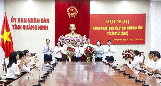 Die Provinzführer überreichten Blumen, um den versetzten und ernannten Beamten zu gratulieren. Foto: Hoang Duong