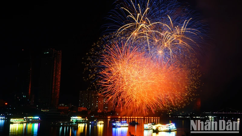 Obras maestras de fuegos artificiales de Italia y América foto 1