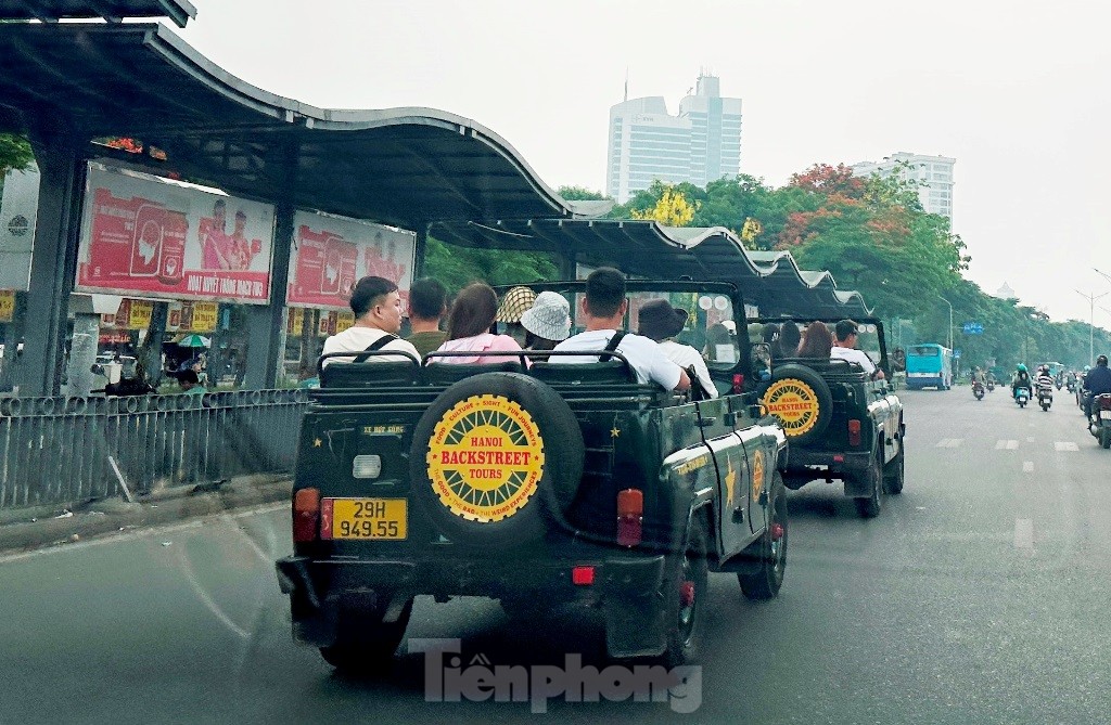 Traffic violators drive recklessly on Hanoi streets photo 4