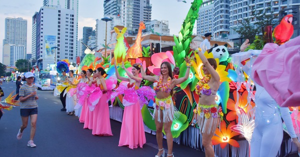 Đường phố Nha Trang lung linh với lễ hội Carnival ánh sáng