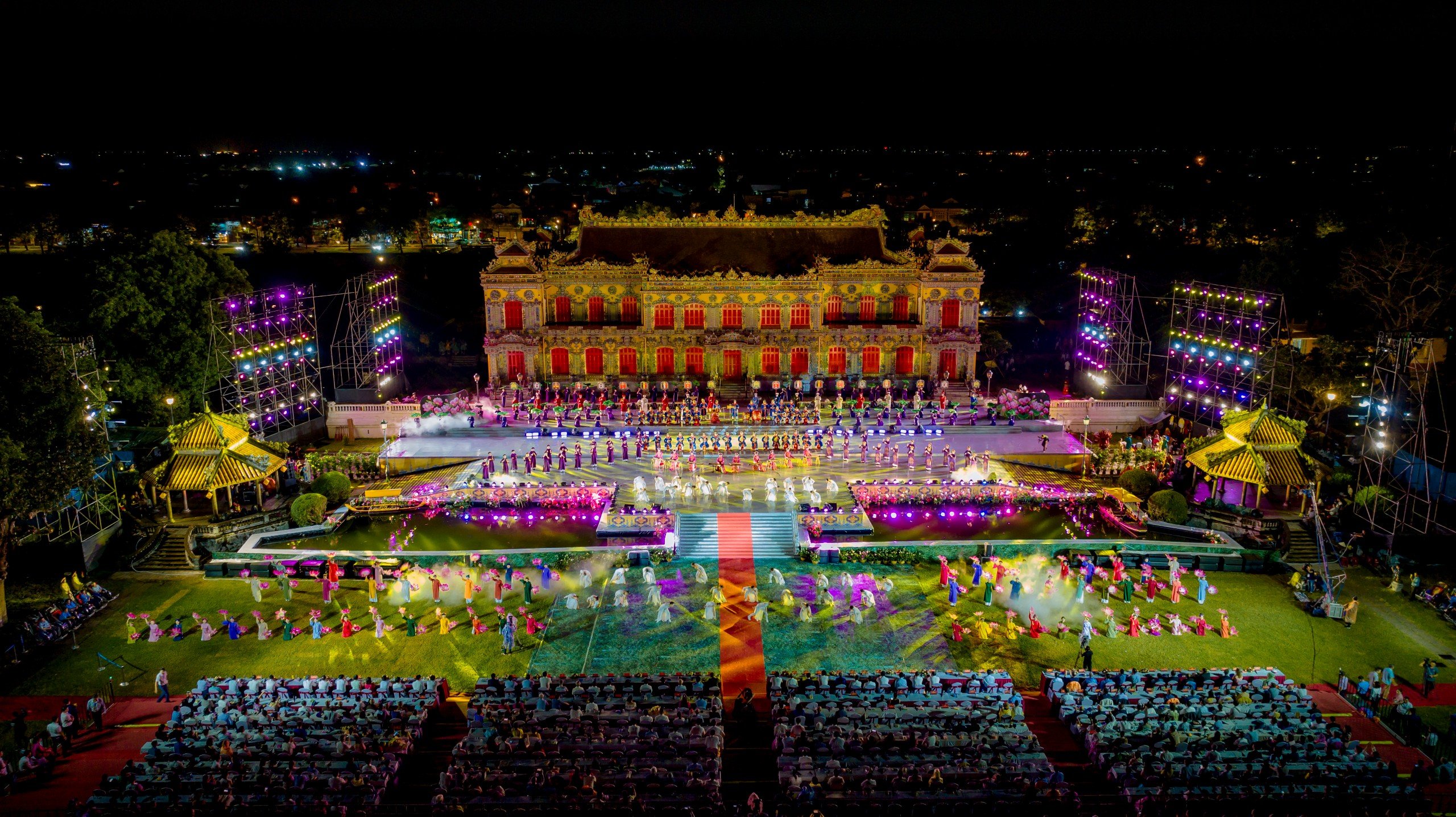 Những hình ảnh và thống kê ấn tượng tại Tuần lễ Festival nghệ thuật Quốc tế Huế 2024 - Ảnh 5.