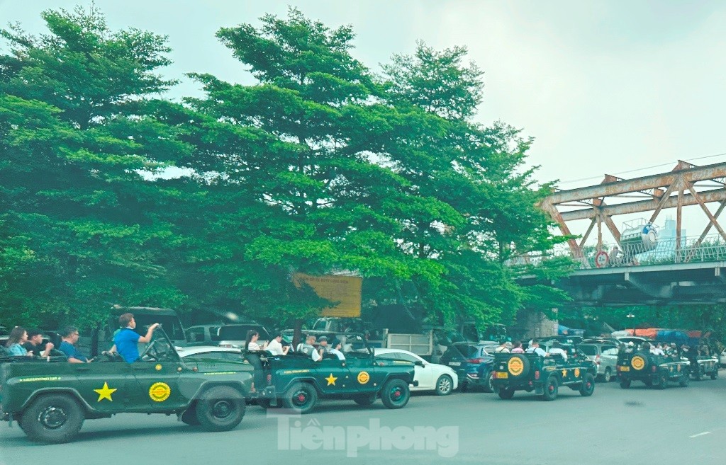 Traffic violators drive recklessly on Hanoi streets photo 3