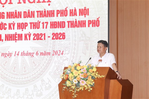 Der Vorsitzende des Organisationskomitees des Parteikomitees von Hanoi, Vu Duc Bao, hielt eine Rede, um die Meinungen der Wähler einzuholen und einzuholen.