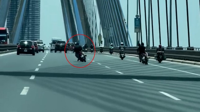 2 motorbikes swinging like 'roasting peanuts' on Nhat Tan bridge causing outrage photo 2