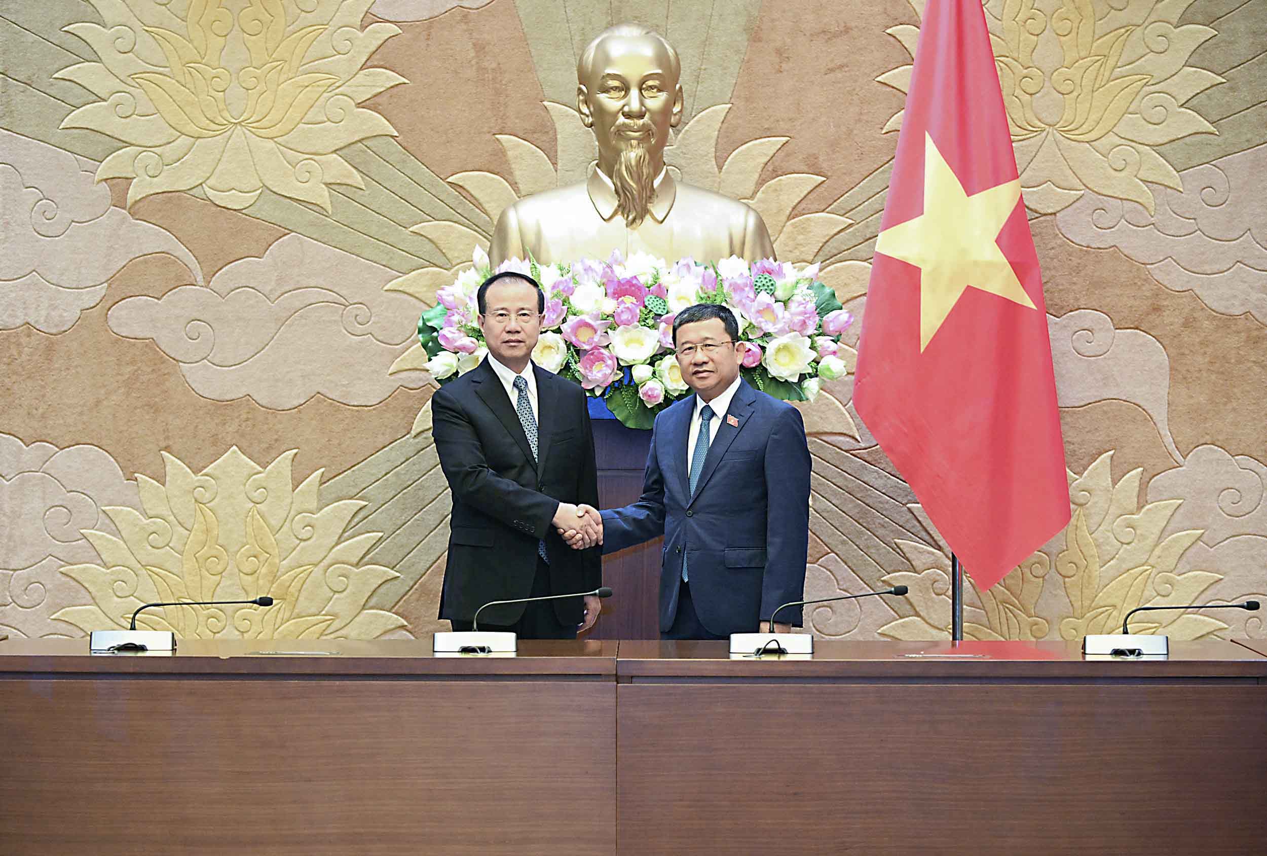 Promote the cooperation between the National Assembly of Vietnam and the National People's Congress of China to develop more effectively and substantially.