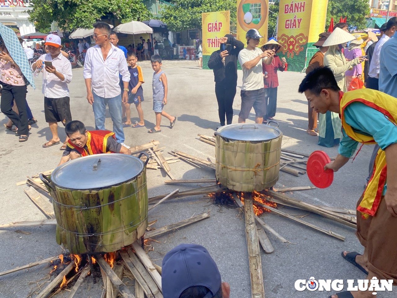 샘손에 가서 사람들이 케이크와 종이 케이크를 만드는 모습을 지켜보세요. 사진 2