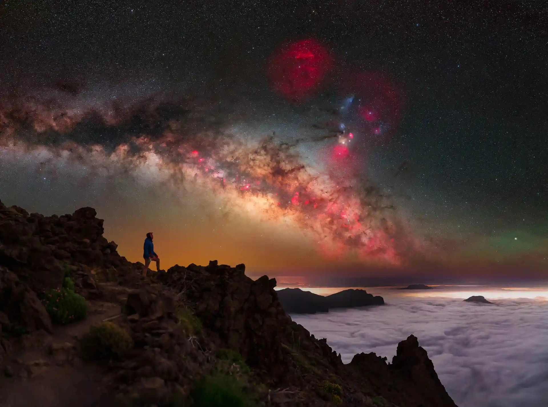 Observando la Vía Láctea y la mágica aurora a través de la lente de un vietnamita amante del cielo.