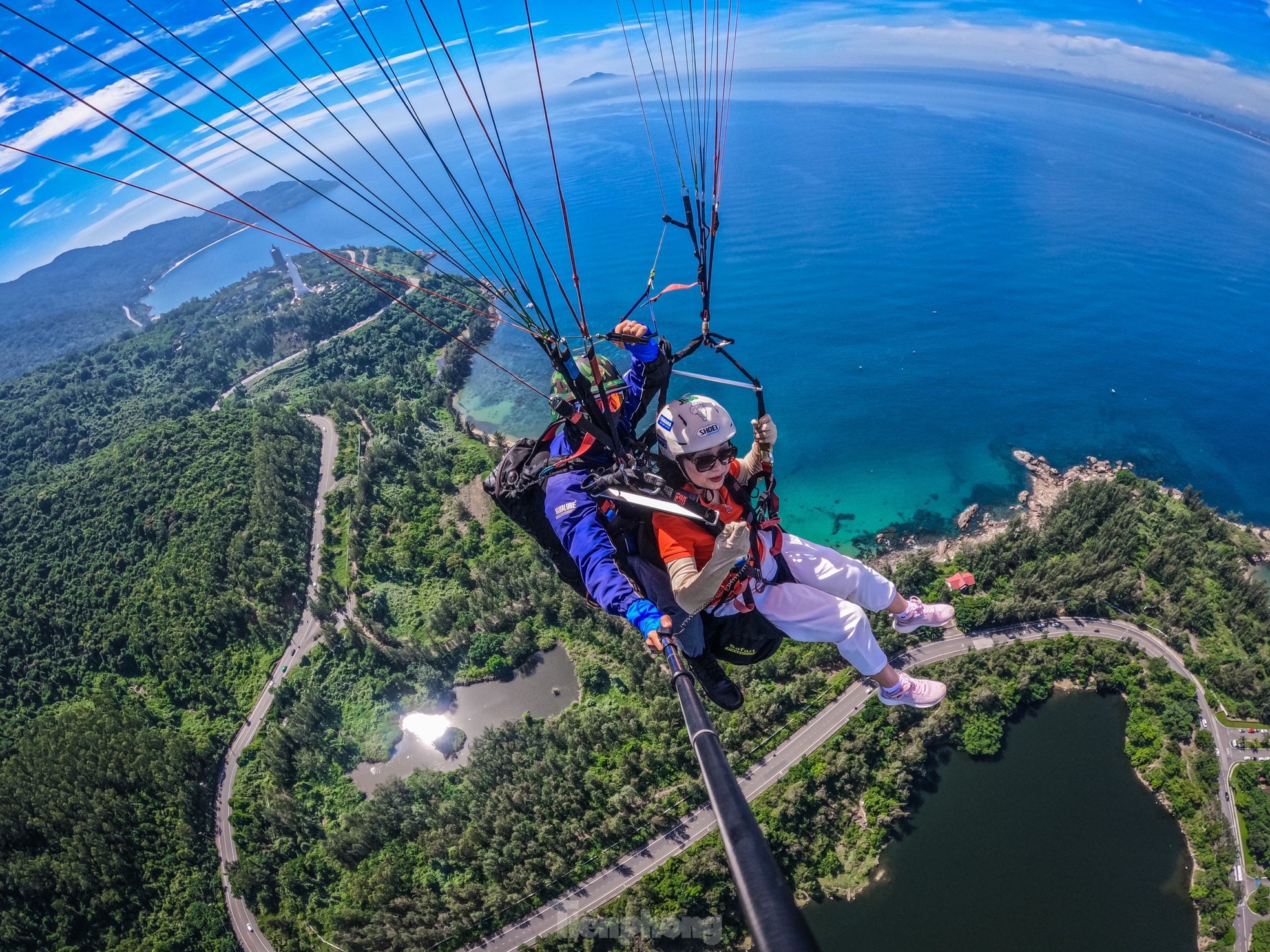 空中に浮かびながら、ダナンの山、森、青い海を眺める写真3