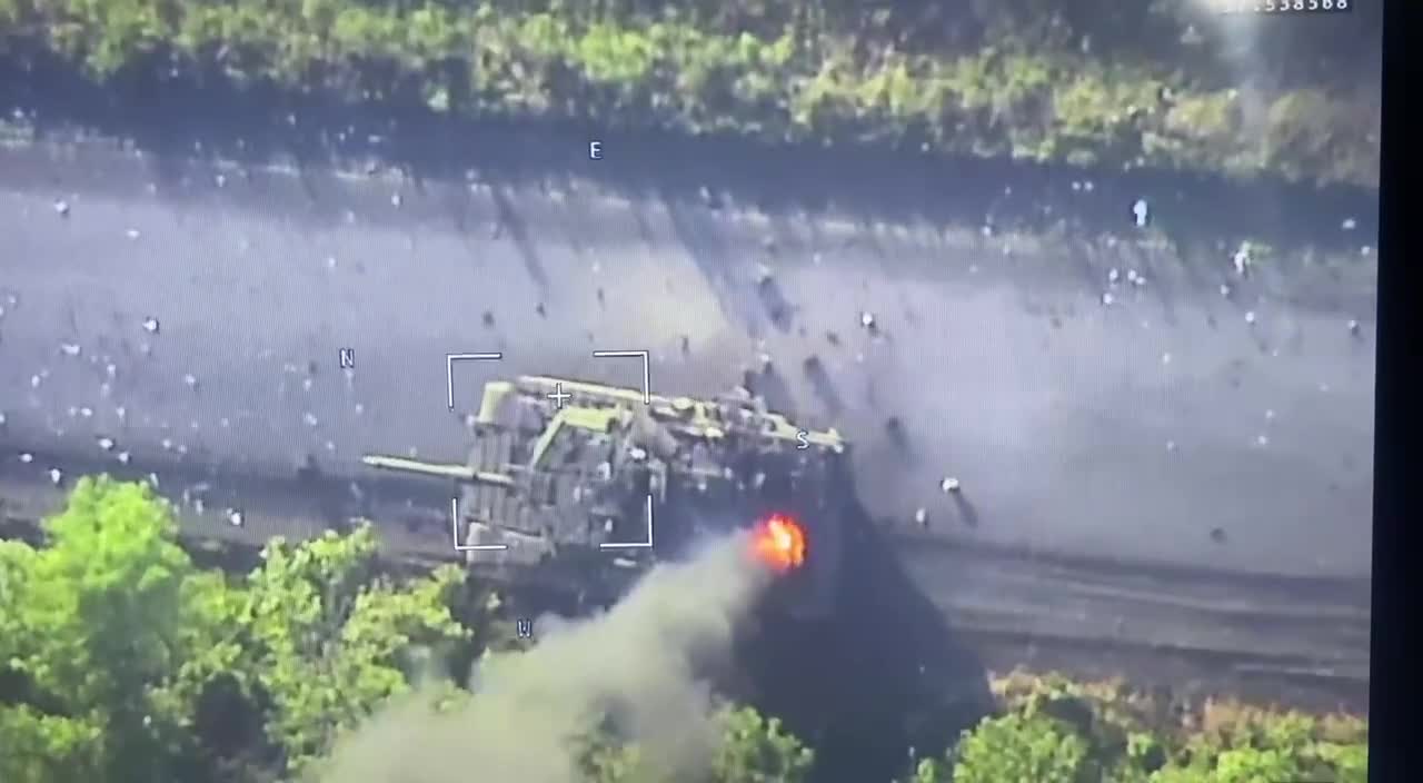 Welt - Nach 2 russischen Angriffen explodierte das Munitionsdepot, der Superpanzer M1A1 SA Abrams wurde zerstört (Bild 2).