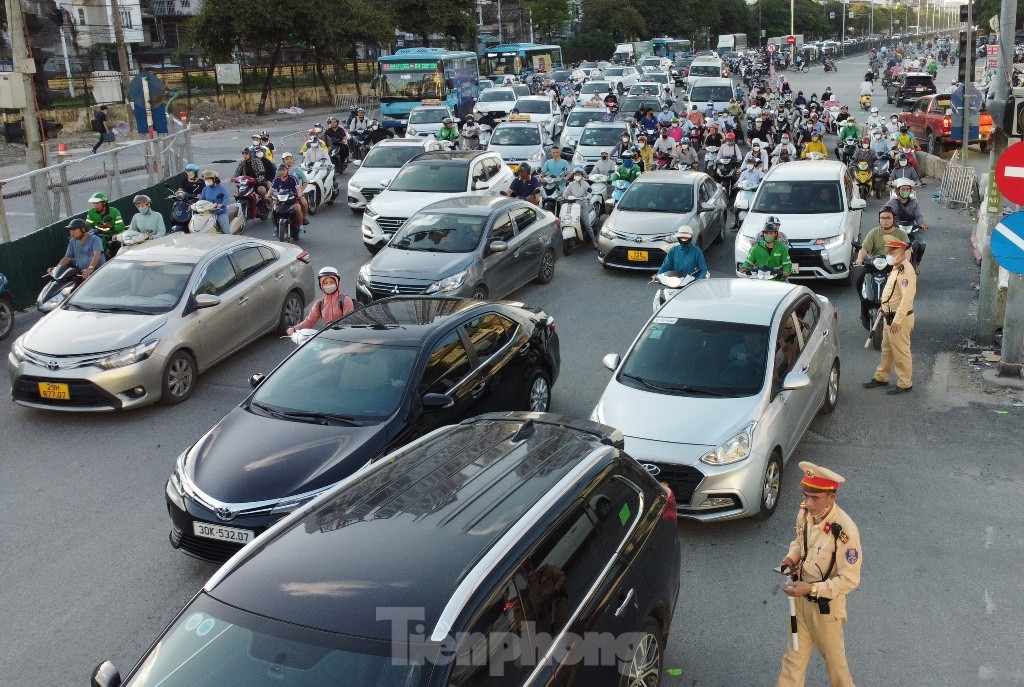 Clôture de la moitié de la rue Giai Phong pour creuser un tunnel sous la Ring Road 2.5 photo 6