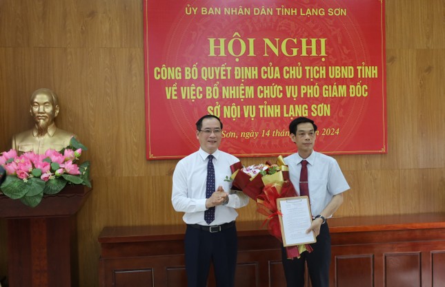 Der neue stellvertretende Direktor des Innenministeriums, Linh Van Hung (rechtes Cover), erhielt die Entscheidung und Glückwunschblumen von den Führern der Provinz Lang Son. Foto: Duy Chien